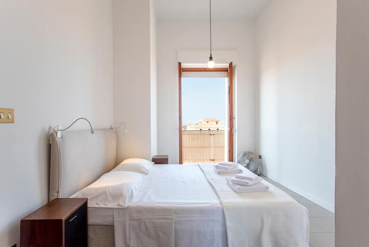 Habitación 2 con cama tamaño queen (160x200) 
Balcón 
Casco antiguo y vistas al mar 
Techo alto. 