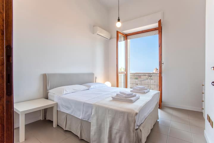 Habitación 1  con cama tamaño queen (160x200) 
(Deshumidificador en la pared)
Balcón 
Casco antiguo y vistas al mar 
Techo alto.