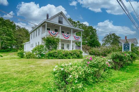 Laughton House - Beach across street!