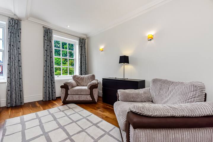 Spacious family apartment in Marylebone gallery image 4