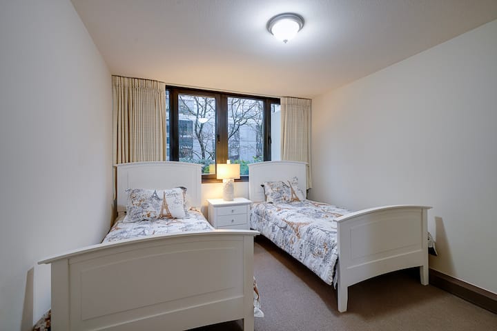 Втора спална соба со два сосема нови двокреветни кревета