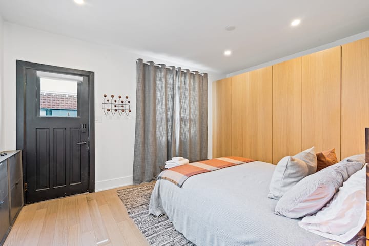 Silid - tulugan 1 w/ likod na pinto ng pasukan papunta sa deck