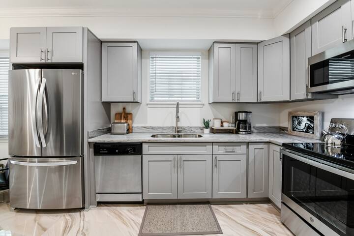 New Upscale House by Superdome 5BR 5BA gallery image 4