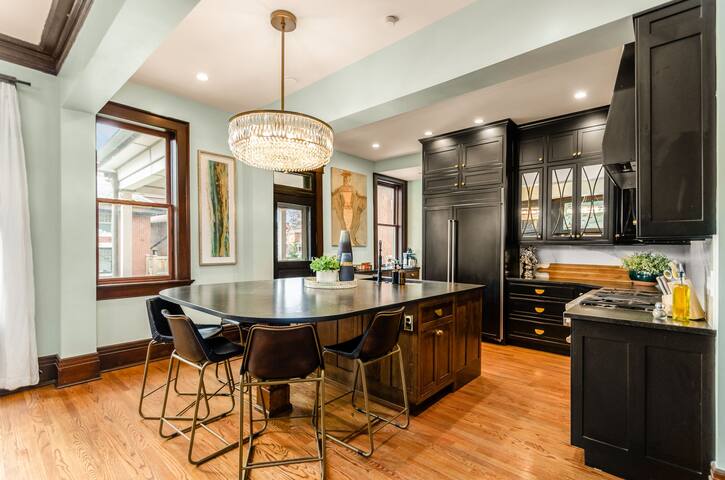 Large Private Yard | Hot Tub | Chefs Kitchen! gallery image 5