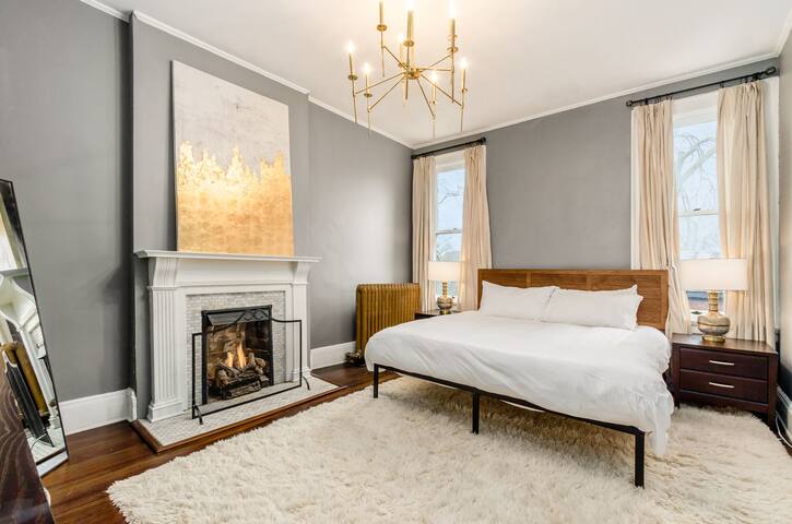 Large Private Yard | Hot Tub | Chefs Kitchen! gallery image 4