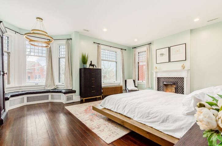 Large Private Yard | Hot Tub | Chefs Kitchen! gallery image 3