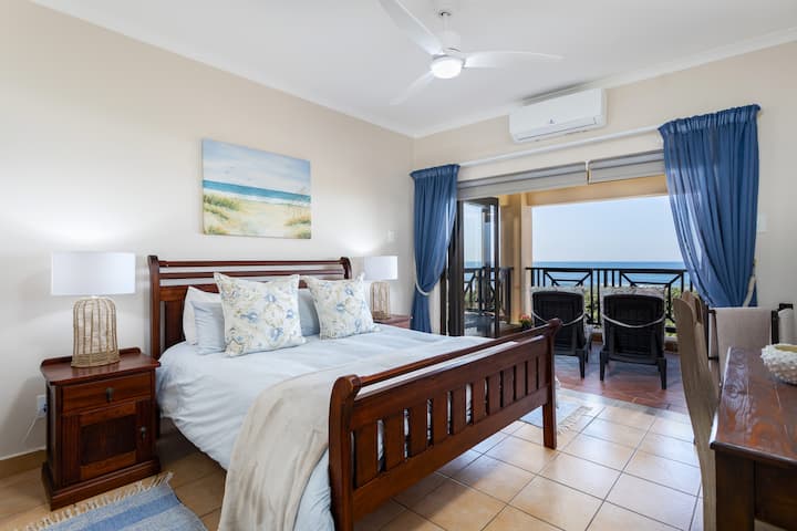 Bondi Beach 57 - Основна спалня със зашеметяващ изглед към морето, има прекрасно спално бельо, което го прави много удобен апартамент, подходящ за самостоятелно приготвяне на храна.