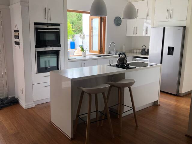 Cheerful 4 Bedroom home with Pool & Gym gallery image 2