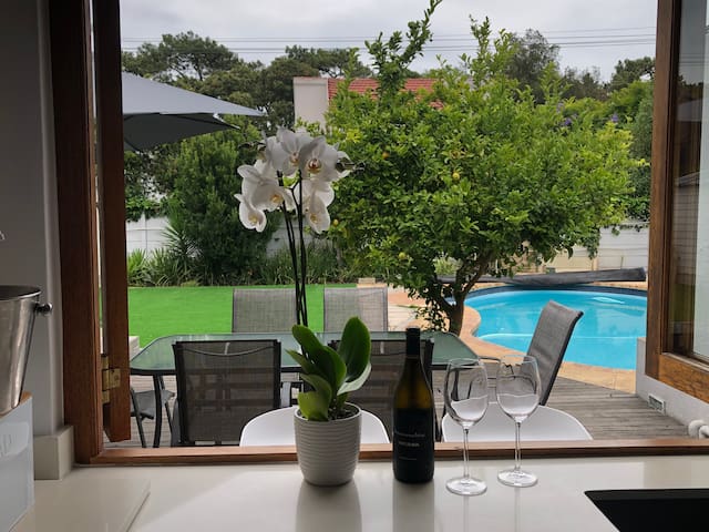 Cheerful 4 Bedroom home with Pool & Gym