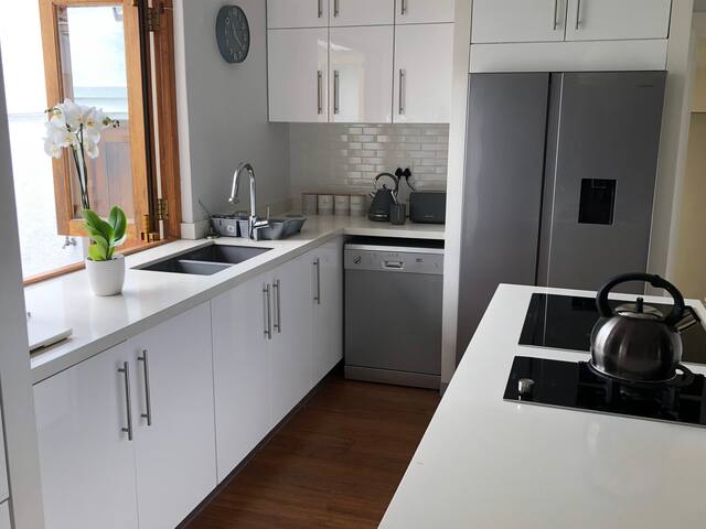 Cheerful 4 Bedroom home with Pool & Gym gallery image 4