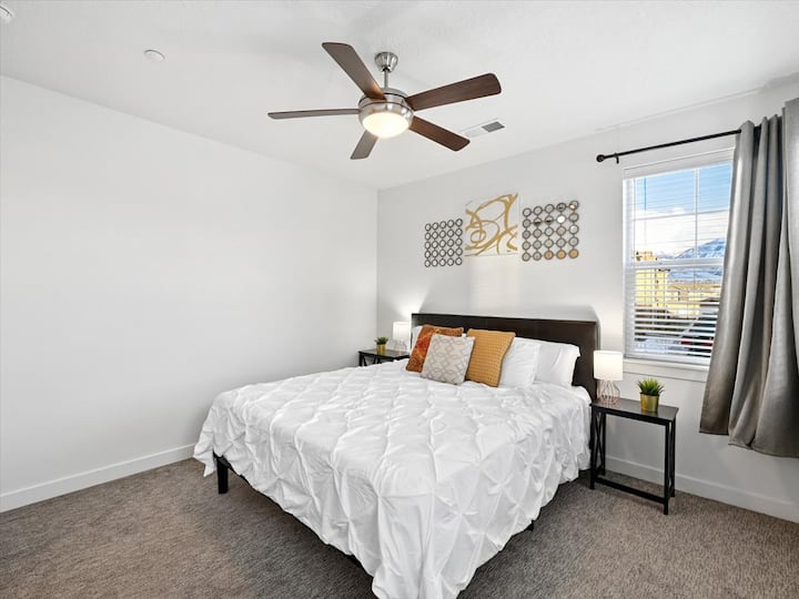 *Modern Apt*Near Skiing* Comfy Bed*Hot Tub*Gym* Apartments for Rent