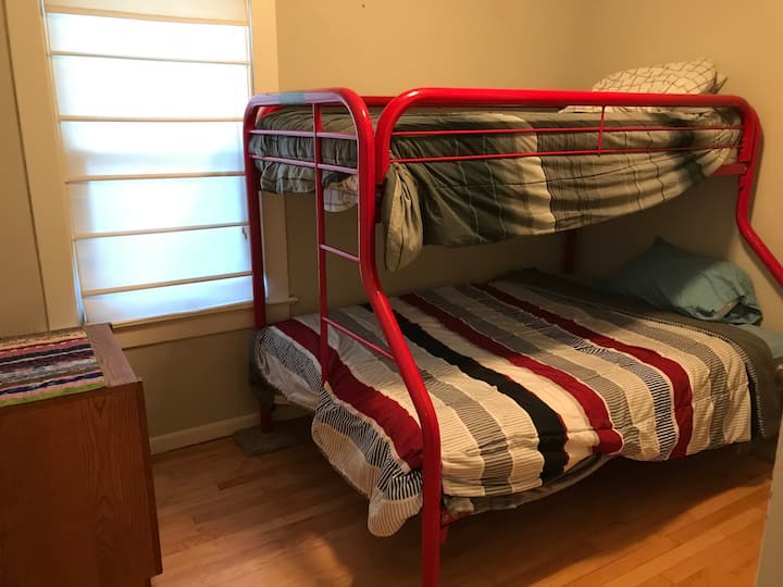 Chumba kizuri kwa ajili ya watoto! (Kumbuka: kikomo cha uzito wa ghorofa ya chini ni pauni 200 na kikomo cha uzito wa ghorofa ya juu ni pauni 150.)