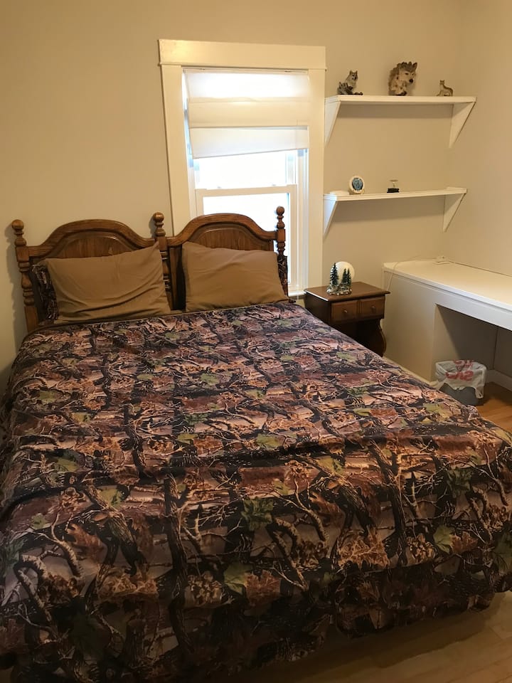 Chumba kidogo cha kulala lakini chenye starehe