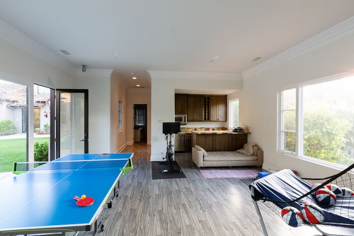 Casita (jengo tofauti) kamili na kitchenette, chumba cha kulala na bafu - kamili kwa ajili ya nanny, babu au marafiki.  Iko karibu na bwawa na beseni la maji moto. Furahia kufanya kazi nje, kucheza ping pong na kujaribu mkono wako kwenye pop-a-shot!