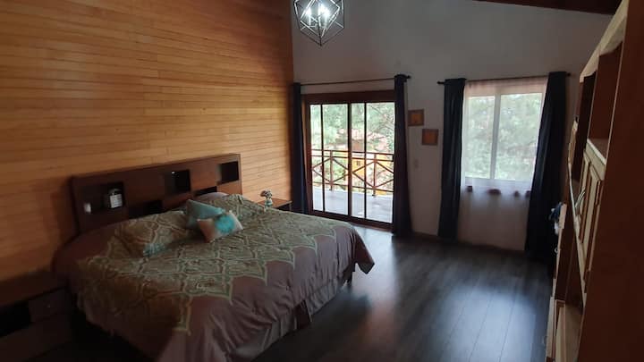 Alcoba s balkonom s pogledom na dvorište i šumu