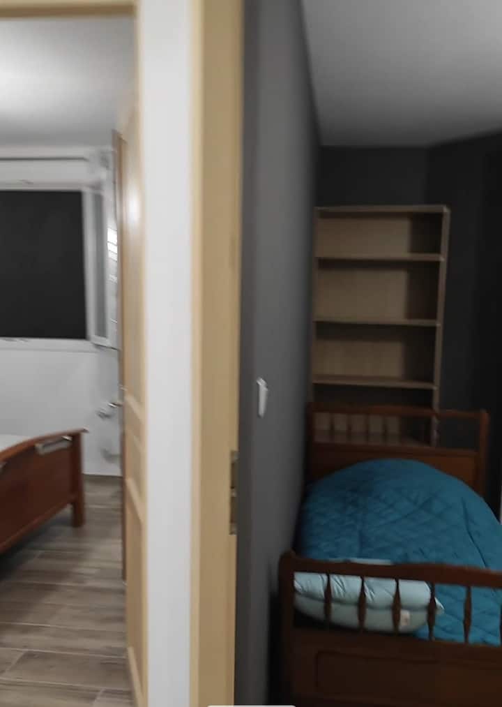 Mlango wa vyumba 2 vya kwanza vya kulala: kahawia na kijivu