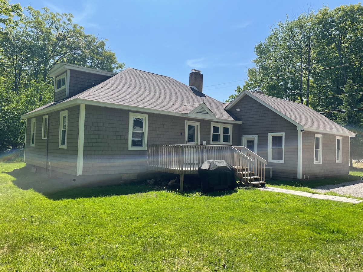 Cozy cottage with Higgins Lake peekaboo views Cottages for Rent in