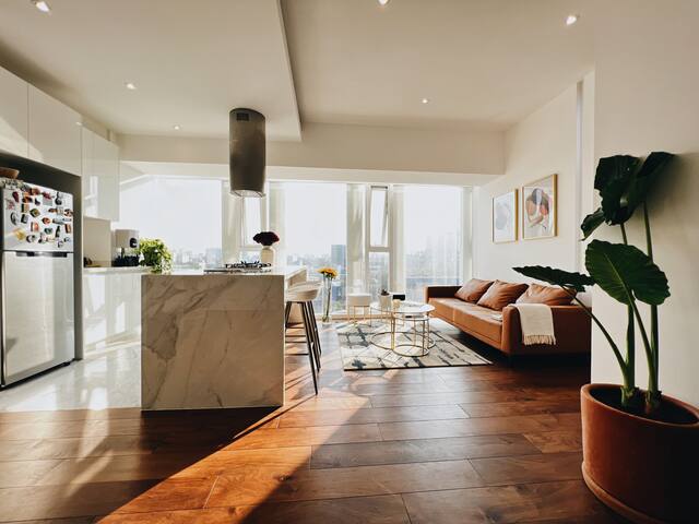 Stunning luxury apt breathtaking 360º city view gallery image 5