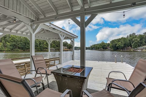 Winter Discount Lakefront Home— Fire pit & Deck
