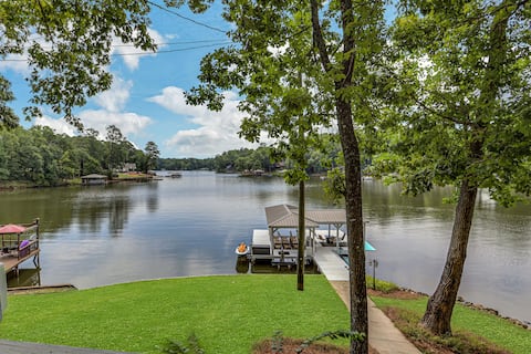 Fall Retreat with Large Dock & Deck