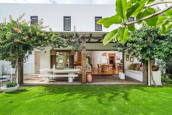 SOL VILLA ~ Luxury Retreat ~ SLEEP10