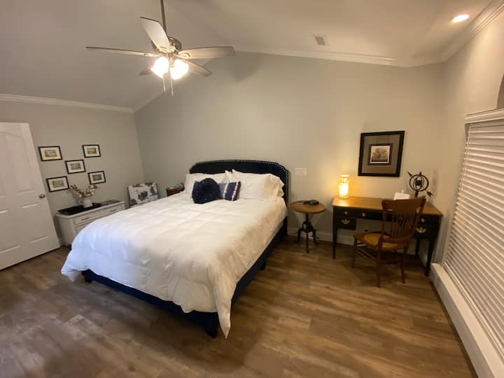 Velika spavaća soba s nadsvođenim stropom; radni prostor/radni stol u blizini