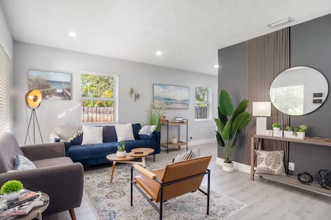 Top performing Airbnb: Luxury & Modern ~3 mi to Beach ~Large Yard & Patio in Hallandale Beach