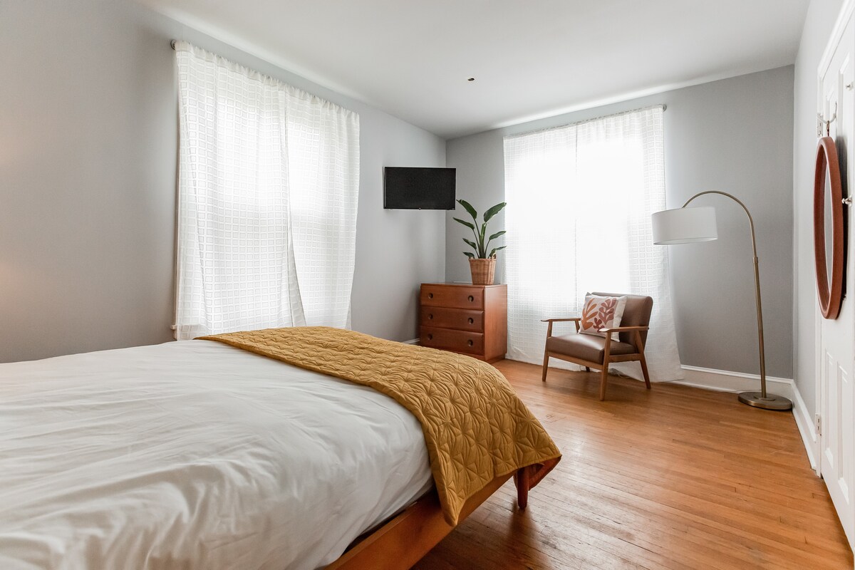 تحتوي غرفة النوم 2 على تلفزيون روكو وكرسي وخزانة ملابس وسرير بحجم وسط