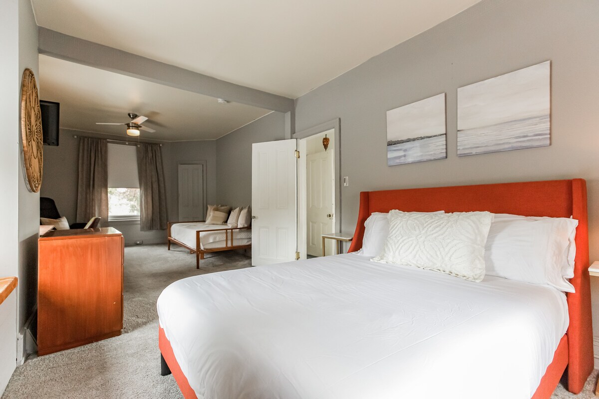 تحتوي غرفة النوم 1 على سرير بحجم كوين. يوجد تلفزيون روكو على حامل قابل للتعديل ويمكن رؤيته من جانبي الغرفة. 