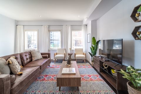 Top Airbnb: ✦Boho-Chic Home: 4 BR + ❤ of City + Patio & BBQ in Mt. Hope