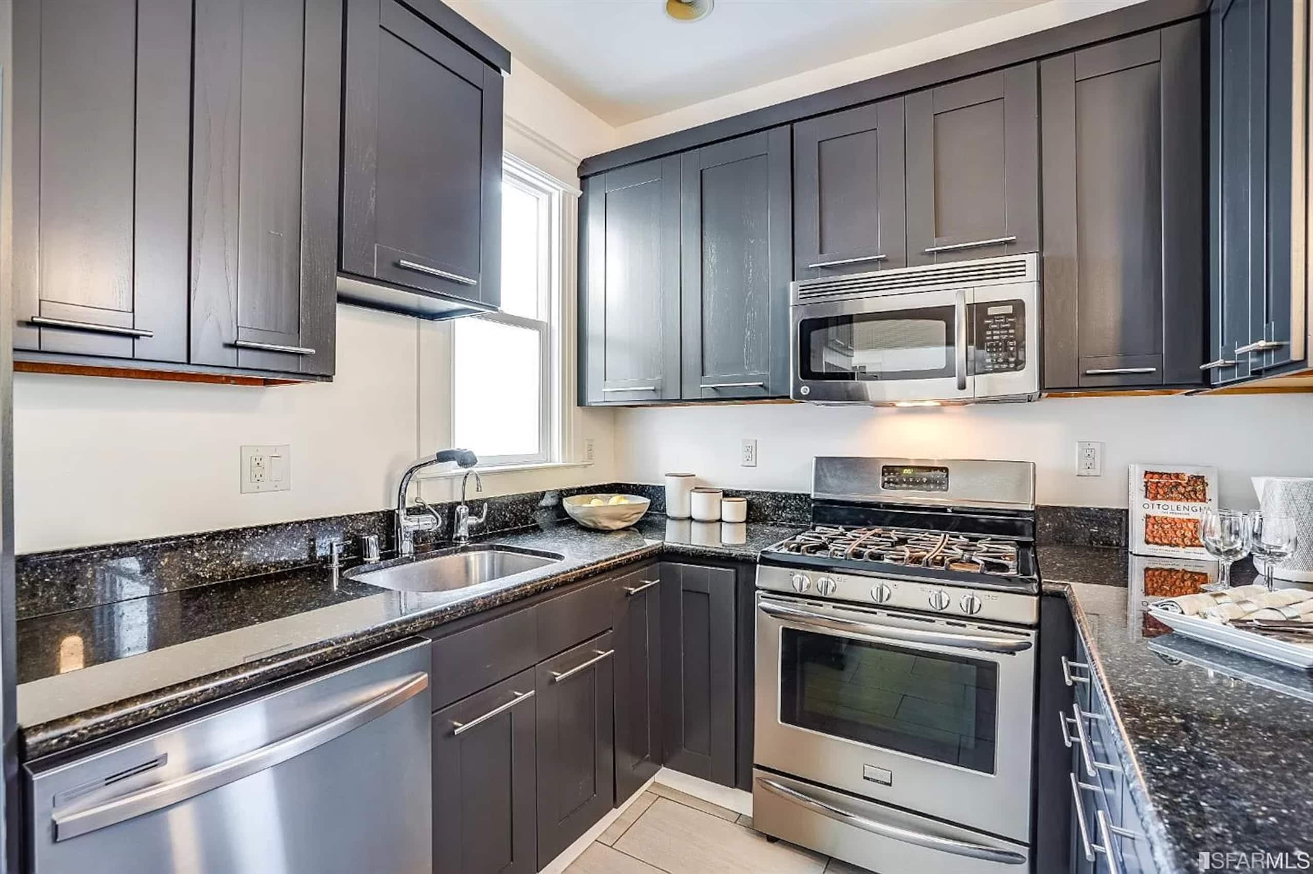 Condo in San Francisco · ★4.71 · 3 bedrooms · 3 beds · 1.5 baths - Image 10