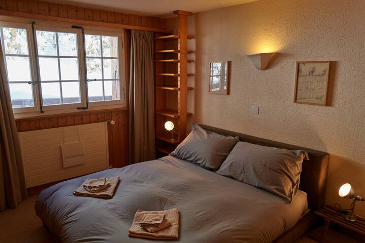 Lovely 3 bedroom unit with great view + fire place gallery image 5