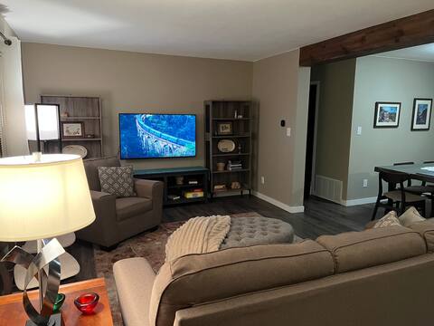 Oma's House: Cheerful 2 bedroom home with parking