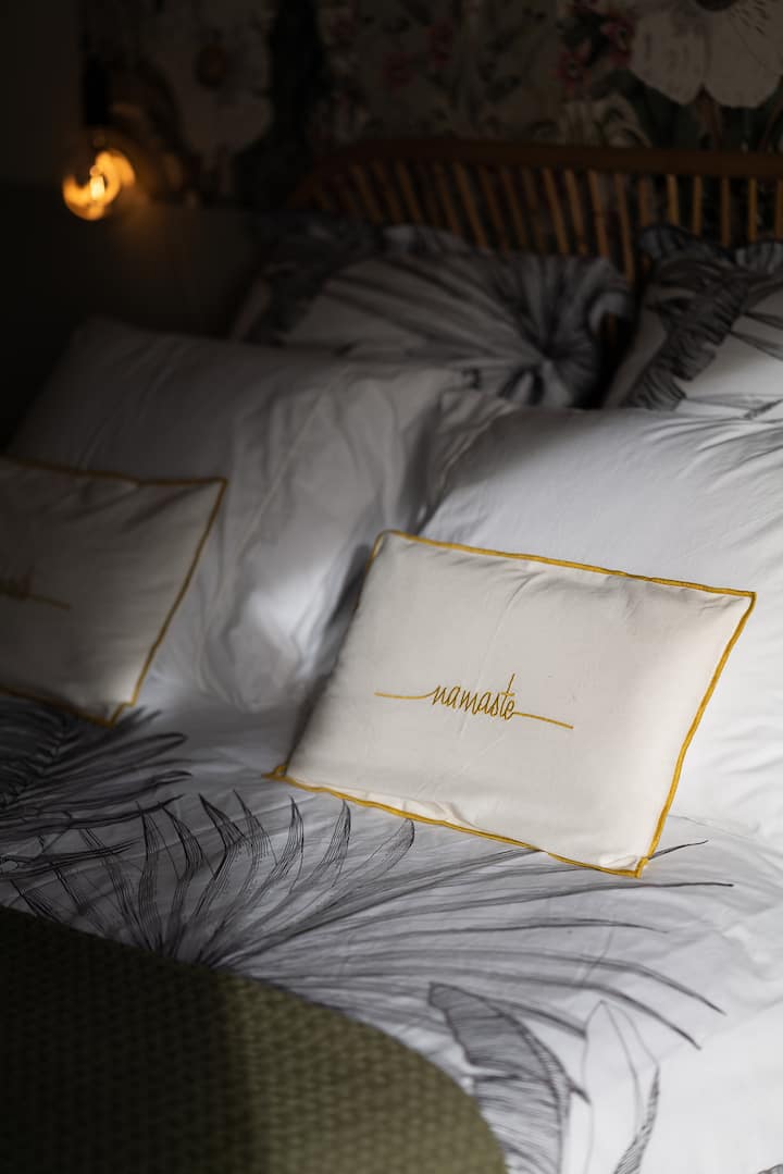 Chumba hicho kina kitanda cha ukubwa wa malkia kinachotoa mipangilio bora ya kulala yenye mapambo maridadi na yaliyosafishwa