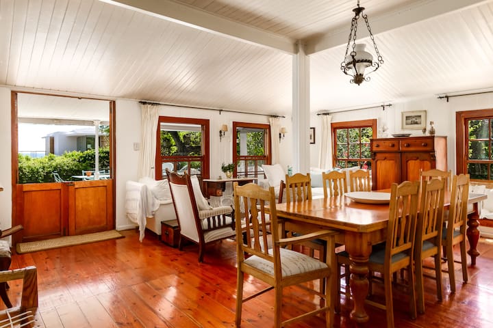 Cheerful 4 Bedroom seaside Home in Llandudno