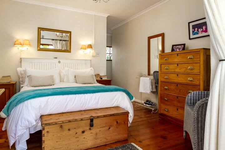 Cheerful 4 Bedroom seaside Home in Llandudno gallery image 4
