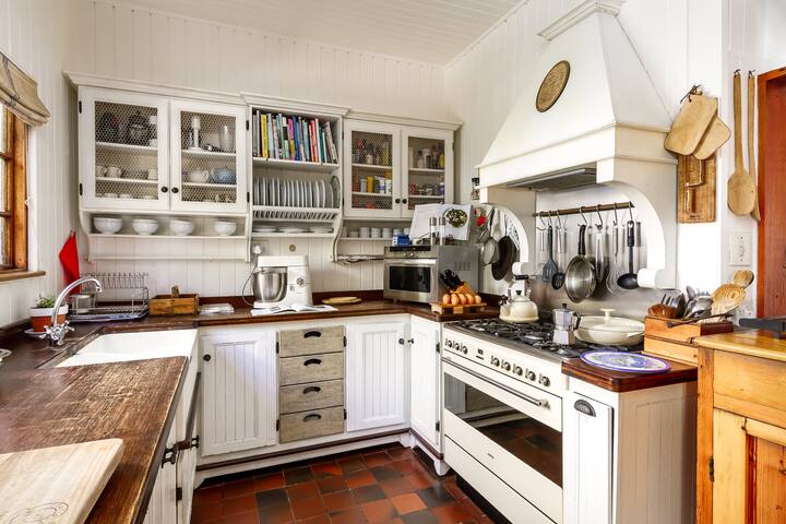 Cheerful 4 Bedroom seaside Home in Llandudno gallery image 3