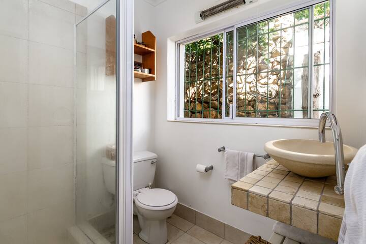 Cheerful 4 Bedroom seaside Home in Llandudno gallery image 5