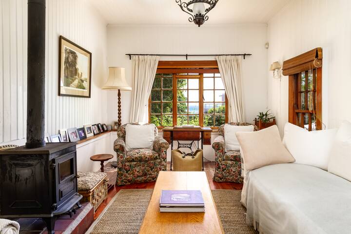 Cheerful 4 Bedroom seaside Home in Llandudno gallery image 2