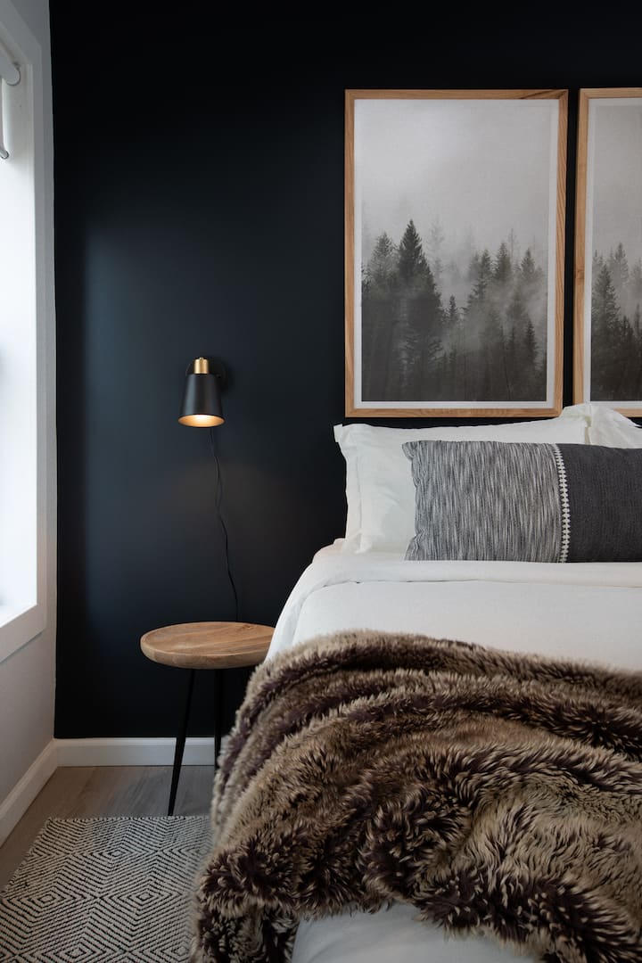 Acogedor segundo dormitorio con una cama tamaño queen, ropa de cama suave y almacenamiento en el armario, perfecto para parejas o viajeros solitarios.