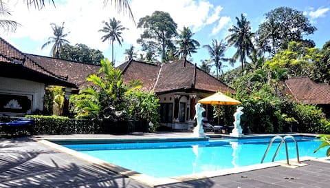 Traditional Balinese Vila with Pool and Sea View