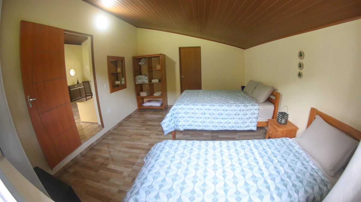 Suite na kitanda cha ukubwa wa malkia na kitanda kimoja.