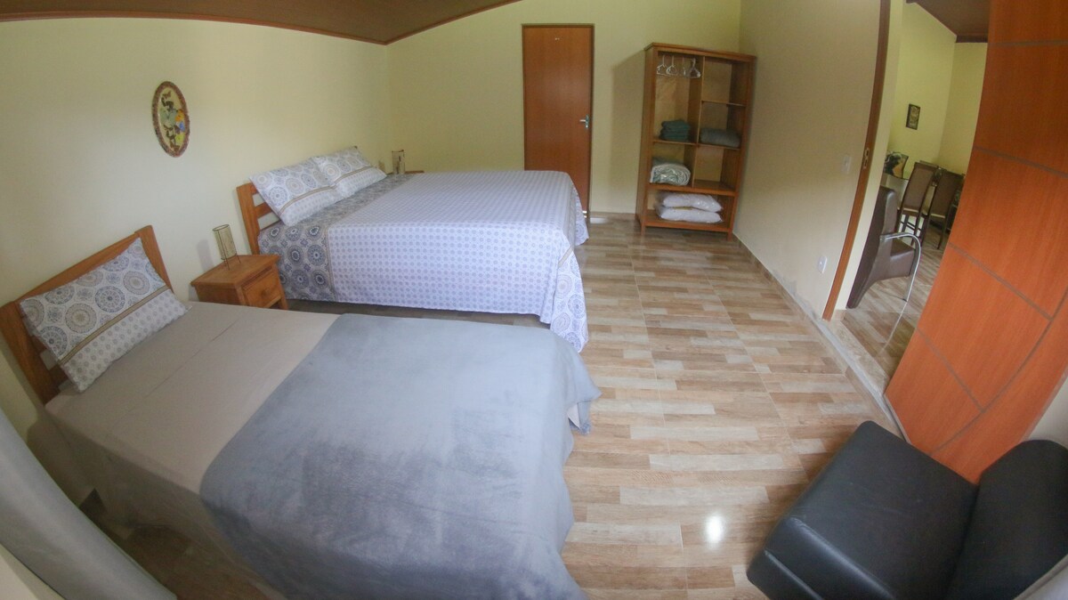 Suite na kitanda cha ukubwa wa malkia na kitanda kimoja.