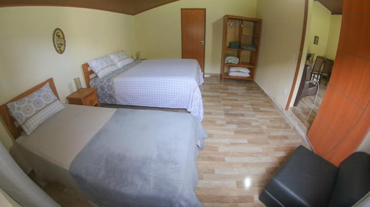 סוויטה עם מיטת קווין סייז ומיטת יחיד.