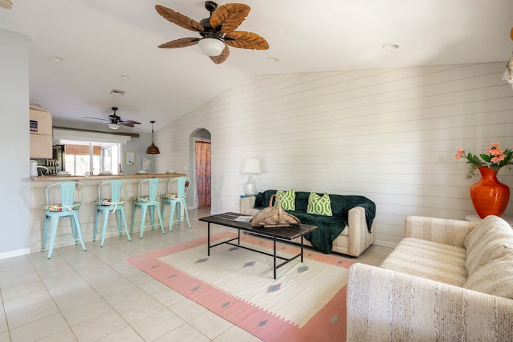 Séjour et salle à manger en bord de mer
Salon lumineux et spacieux avec deux canapés. 6 personnes peuvent s'asseoir confortablement. L'un des canapés est un canapé-lit. Il peut accueillir 2 personnes. 
Le salon et la cuisine sont ouverts et offrent un grand espace pour se rassembler. 