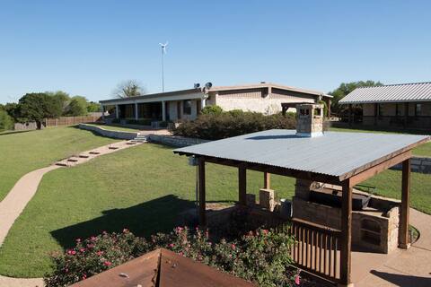 Cedar Creek Ranch with lake access
