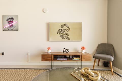 Top performing Airbnb: Private Balcony Views and Resort Style Amenities in Magnolia Park