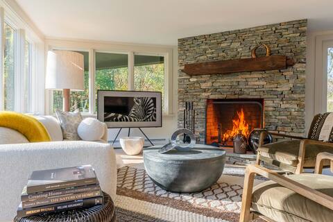 Cozy, bright 3-bedroom Cottage with fireplace.
