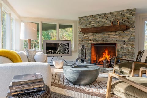 Cozy, bright 3-bedroom Cottage with fireplace.