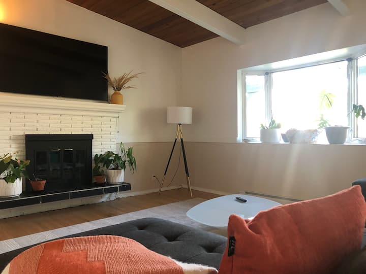 Cheerful 2 Bedroom Home In Old Glenmore - Kelowna